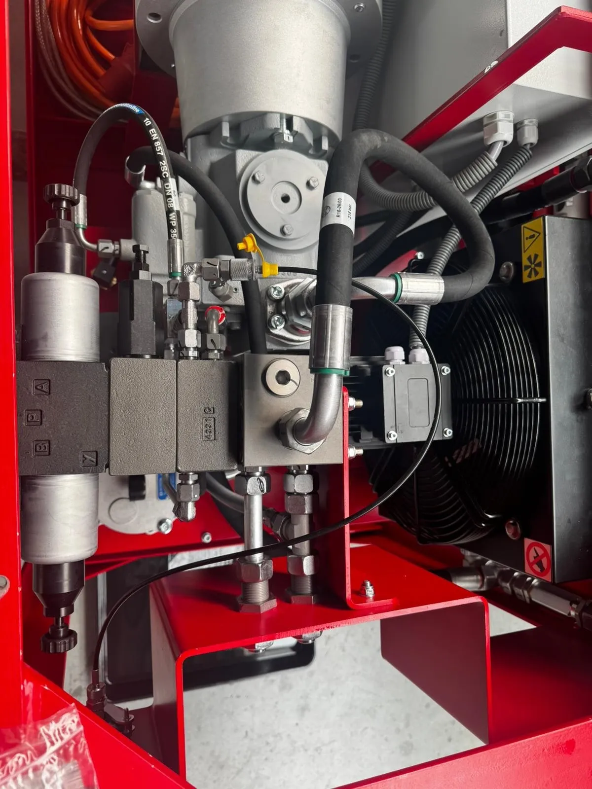 Blasenspeicher an einem Hydraulikaggregat von FPS Hydraulik, angeschlossen an den Steuerblock