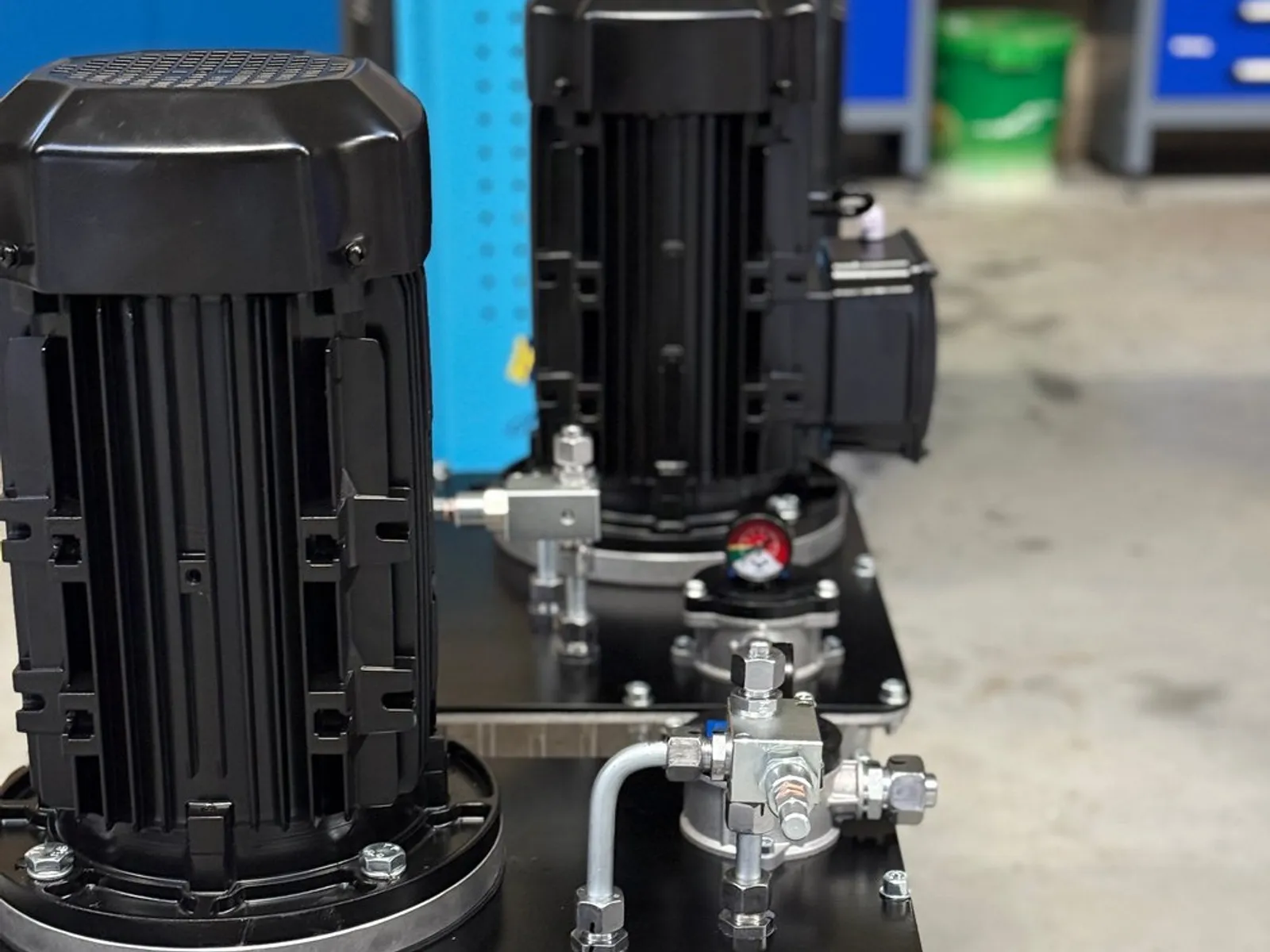 Zwei modernisierte Hydraulikaggregate mit neuen Elektromotoren nach dem Retrofit